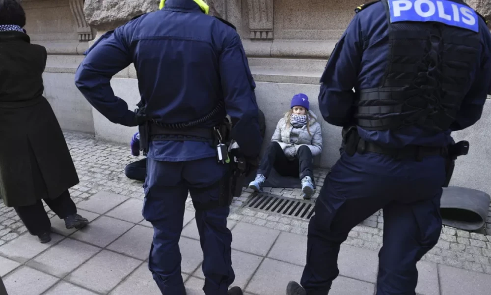Σουηδία: Απτόητη η Τούνμπεργκ συνεχίζει για τρίτη μέρα τον αποκλεισμό του Κοινοβουλίου μαζί με άλλους ακτιβιστές- Η αστυνομία την απομάκρυνε με το ζόρι (Βίντεο)